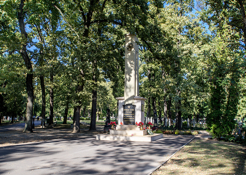 A köztemetői szovjet sírkert hősi emlékműve