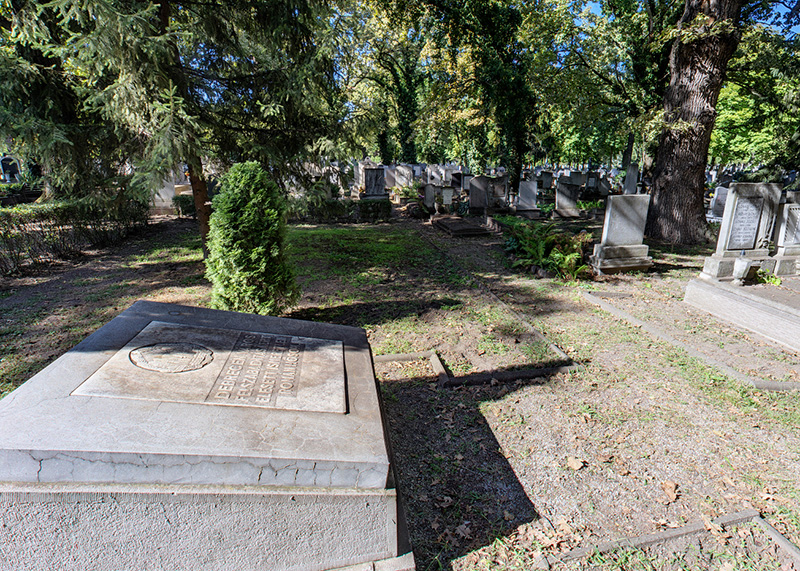 Mass grave of Romanian heroes in the public cemetery