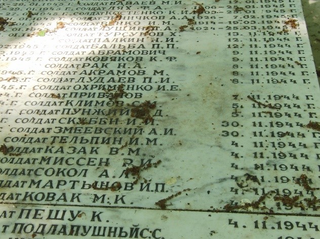 A köztemetői szovjet sírkert hősi emlékműve és egy tömegsír feliratai