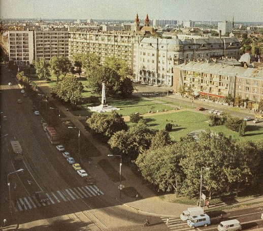 A Petőfi téri szovjet (repülős) hősi emlékmű az első és a második felállítási helyen
